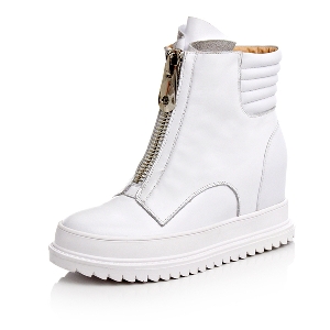 Стилни зимни дамски високи ботуши - обувки с вътрешна платформа в бял и сребрист цвят. 