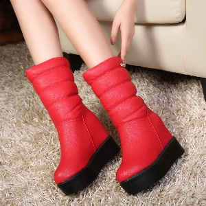 Γυναικείες παχιές δερμάτινες μπότες σε μαύρο, κόκκινο και καφέ χρώμα.