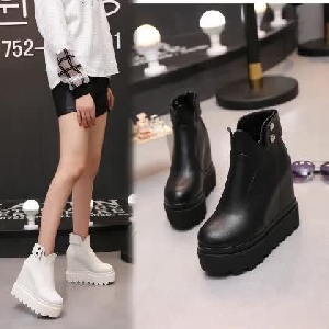Άνετες γυναικείες χειμερινές μπότες από οικολογικό δέρμα σε λευκό και μαύρο χρώμα.