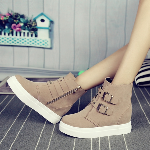 Зимни дамски боти с вътрешна платформа в черен и бежов цвят с каишки и капси