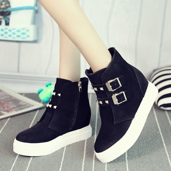 Зимни дамски боти с вътрешна платформа в черен и бежов цвят с каишки и капси