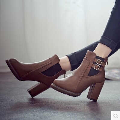 Дамски кожени боти на нисък ток с катарами в черен и кафяв цвят