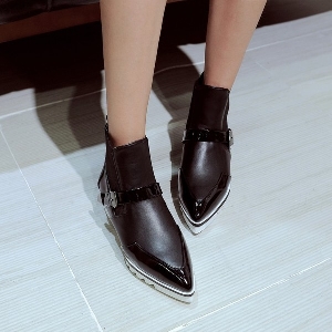 Κομψές  γυναικείες μπότες σε μαύρο και άσπρο χρώμα