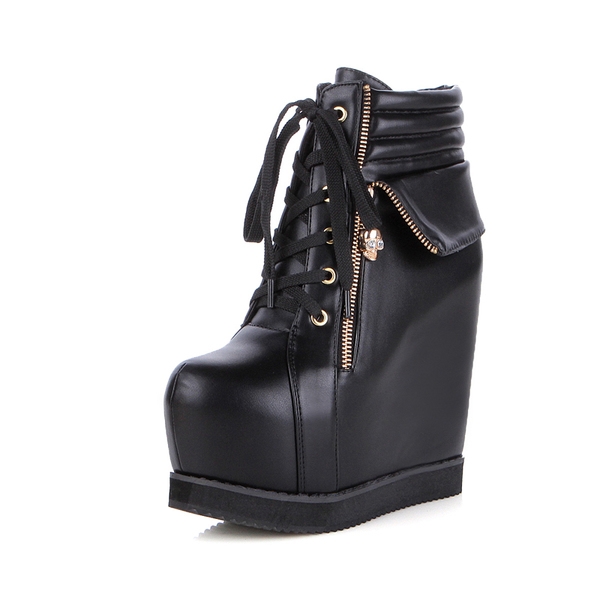 Женски боти - черни и бели с връзки и здрава платформа, материал изкуствена кожа 