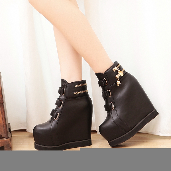 Женски боти - черни и бели с връзки и здрава платформа, материал изкуствена кожа 