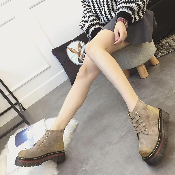 Водоустойчиви дамски боти в черен, сив и бежов цвят със нехлъзгава подметка