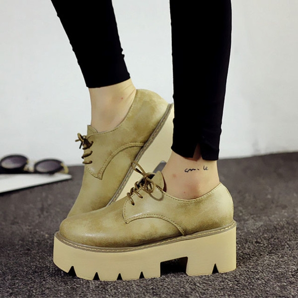 Дамски ретро маратонки с груби подметки - водоустойчиви, в черен и бежов цвят