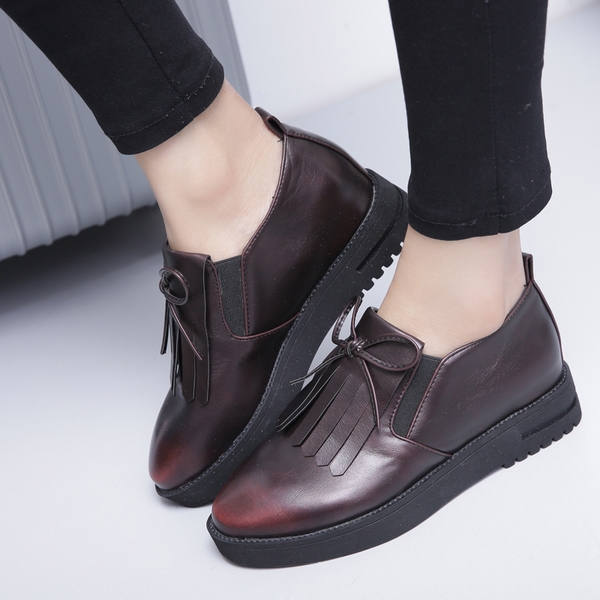 Дамски кожени мокасини с ресни и панделка в черен и червен цвят