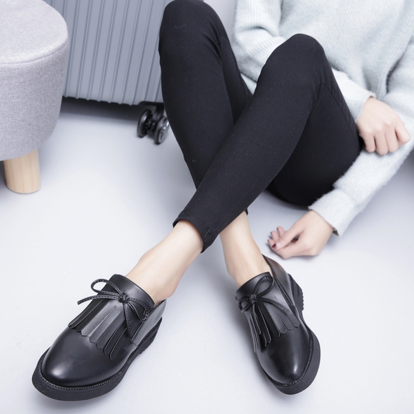 Дамски кожени мокасини с ресни и панделка в черен и червен цвят