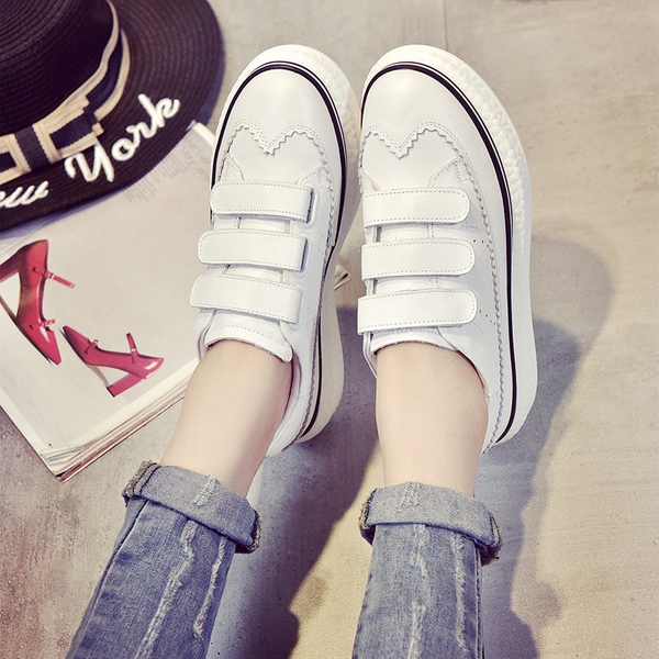 Γυναικεία αθλητικά παπούτσια σε λευκό με λουράκια βελκρό 