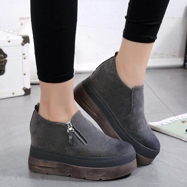 Γυναικείες μπότες με εσωτερική πλατφόρμα με πλαϊνό φερμουάρ σε μαύρο και γκρι χρώμα