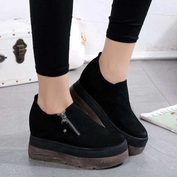 Γυναικείες μπότες με εσωτερική πλατφόρμα με πλαϊνό φερμουάρ σε μαύρο και γκρι χρώμα