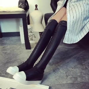 Γυναικείες  δερμάτινες ελαστικές μπότες σε κλασικό μαύρο χρώμα