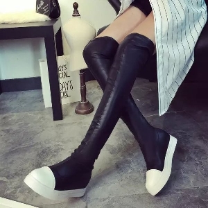 Γυναικείες  δερμάτινες ελαστικές μπότες σε κλασικό μαύρο χρώμα
