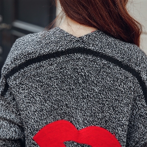 Дамска ежедневна жилетка, стилна във сив цвят, с червена целувка на гърба