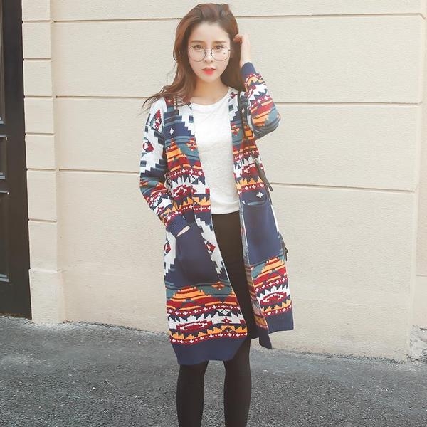 Плътна шарена жилетка с предни джобове, подходяща за ежедневие в студените дни