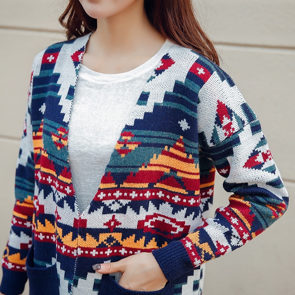 Плътна шарена жилетка с предни джобове, подходяща за ежедневие в студените дни