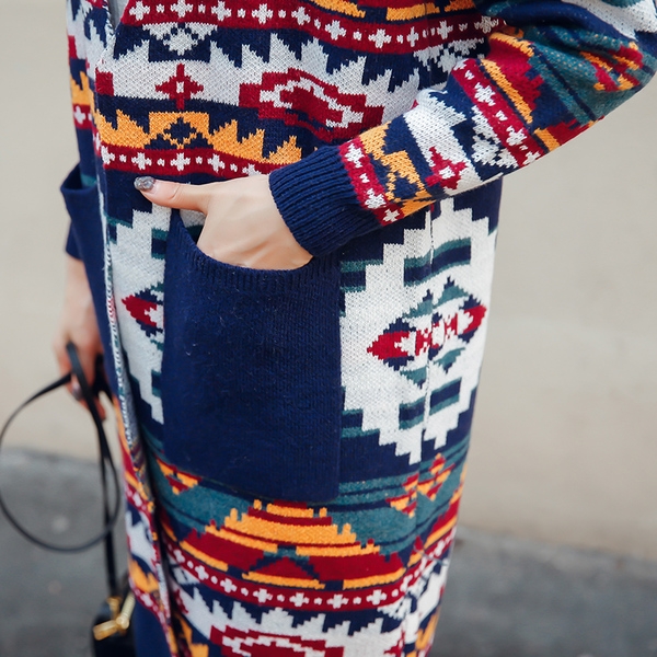 Плътна шарена жилетка с предни джобове, подходяща за ежедневие в студените дни