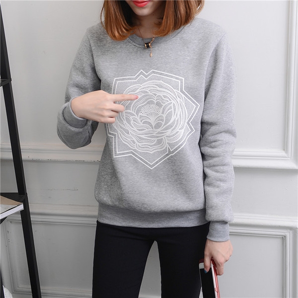 Дамски свежи блузи в най-различни щампи, подходящи за ежедневие