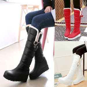 Γυναικείες  μπότες μεγούνα και πόρπη σε μαύρο, κόκκινο και λευκό χρώμα - αδιάβροχα