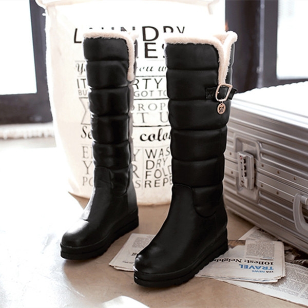 Дамски дебели ботуши с пух и катарама в черен, червен и бял цвят - водоустойчиви