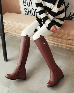 Γυναικείες  μπότες με εσωτερική πλατφόρμα σε καφέ και μαύρο χρώμα και μεταλλική διακόσμηση