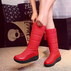 Ισχυρές εργονομικές γυναικείες μπότες - αδιάβροχες, μαύρες και κόκκινες