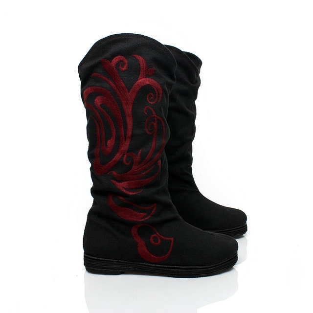 Дамски ботуши в черен, червен и оранжав цвят с бродерии