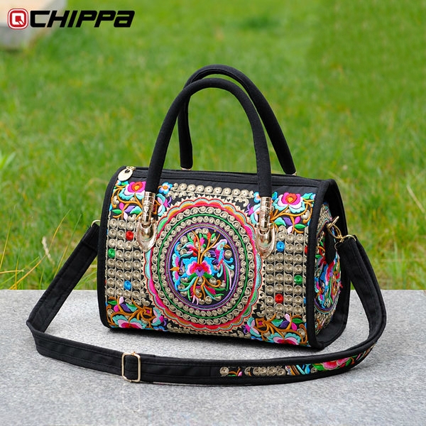 Τσάντα με μια μαλακή επιφάνεια και κεντήματα πιο διαφορετικές floral με τις επικρατούσες μοντέλα σε μπλε, κόκκινο και άλλα