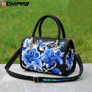 Τσάντα με μια μαλακή επιφάνεια και κεντήματα πιο διαφορετικές floral με τις επικρατούσες μοντέλα σε μπλε, κόκκινο και άλλα