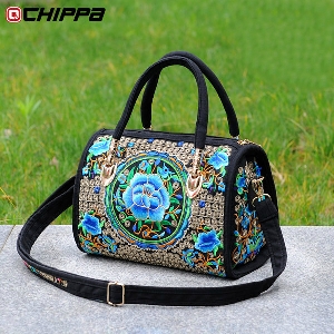 Дамска чанта с мека повърхност и с бродерия с най-разнообразни цветни мотиви с преобладаващи модели в синьо, червено и други