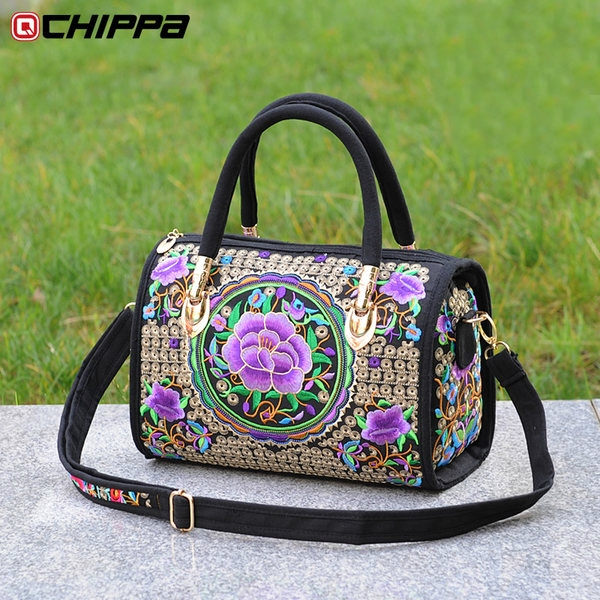 Τσάντα με μια μαλακή επιφάνεια και κεντήματα πιο διαφορετικές floral με τις επικρατούσες μοντέλα σε μπλε, κόκκινο και άλλα