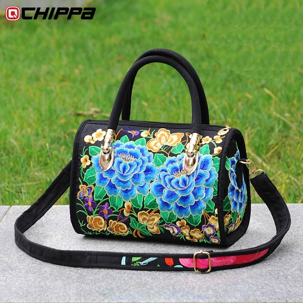 Τσάντα με μια μαλακή επιφάνεια και κεντήματα πιο διαφορετικές floral με τις επικρατούσες μοντέλα σε μπλε, κόκκινο και άλλα