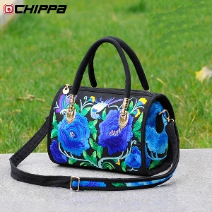 Τσάντα με μια μαλακή επιφάνεια και κεντήματα πιο διαφορετικές floral με τις επικρατούσες μοντέλα σε μπλε, κόκκινο και άλλα