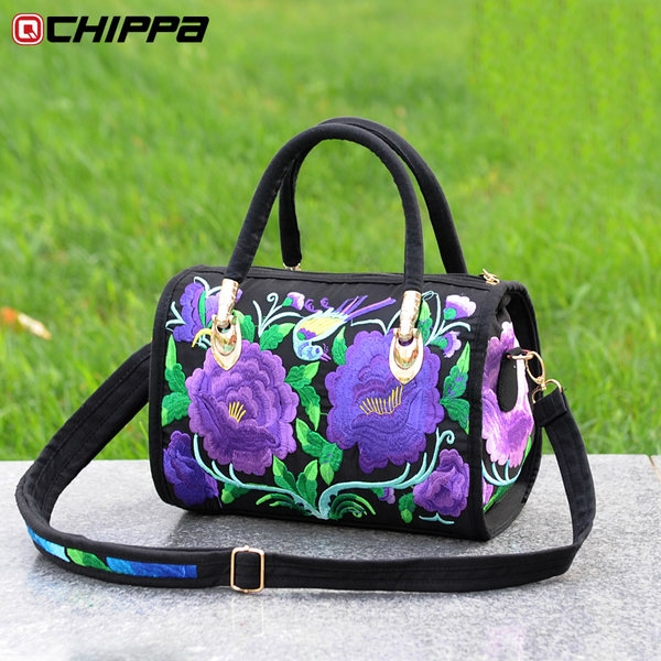 Τσάντα με μια μαλακή επιφάνεια και κεντήματα πιο διαφορετικές floral με τις επικρατούσες μοντέλα σε μπλε, κόκκινο και άλλα