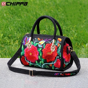 Дамска чанта с мека повърхност и с бродерия с най-разнообразни цветни мотиви с преобладаващи модели в синьо, червено и други