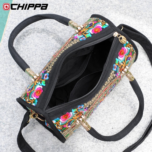 Τσάντα με μια μαλακή επιφάνεια και κεντήματα πιο διαφορετικές floral με τις επικρατούσες μοντέλα σε μπλε, κόκκινο και άλλα