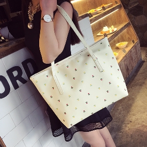 Дамска модерна чанта с мека повърхност и от изкуствена еко кожа в два актуални модела