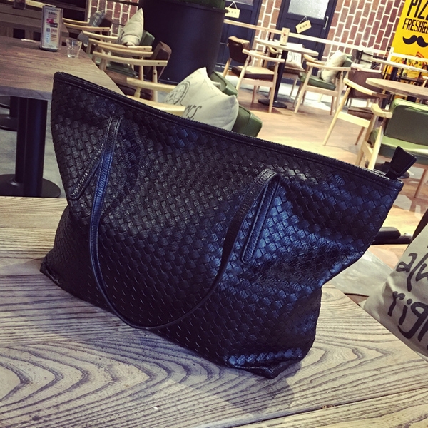 Дамска модерна чанта с мека повърхност и от изкуствена еко кожа в два актуални модела