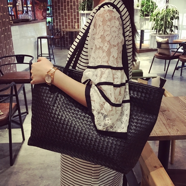 Дамска модерна чанта с мека повърхност и от изкуствена еко кожа в два актуални модела