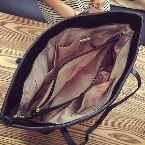 Дамска модерна чанта с мека повърхност и от изкуствена еко кожа в два актуални модела