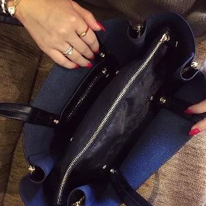 Дамска класическа модерна черна чанта от изкуствена кожа и омекотена и приятна при допир повърхност
