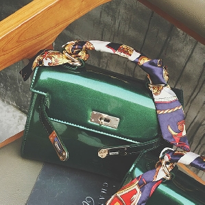 Дамски чанти от изкуствена кожа и лачена повърхност в искрящи модели в топ цветове зелено, черно, розово, виненочервено малки и 