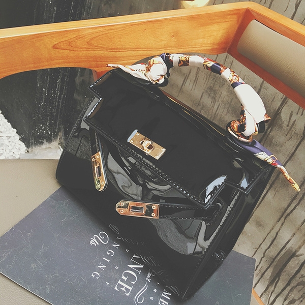 Τσάντες από τεχνητό δέρμα και επιφάνεια ευρεσιτεχνίας αφρώδη κορυφαία μοντέλα  σε χρώματα πράσινο, μαύρο, ροζ, μπορντό