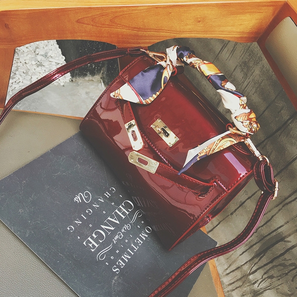 Τσάντες από τεχνητό δέρμα και επιφάνεια ευρεσιτεχνίας αφρώδη κορυφαία μοντέλα  σε χρώματα πράσινο, μαύρο, ροζ, μπορντό