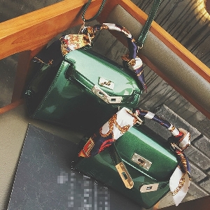 Дамски чанти от изкуствена кожа и лачена повърхност в искрящи модели в топ цветове зелено, черно, розово, виненочервено малки и 