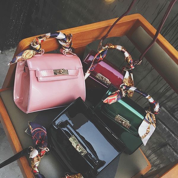 Τσάντες από τεχνητό δέρμα και επιφάνεια ευρεσιτεχνίας αφρώδη κορυφαία μοντέλα  σε χρώματα πράσινο, μαύρο, ροζ, μπορντό