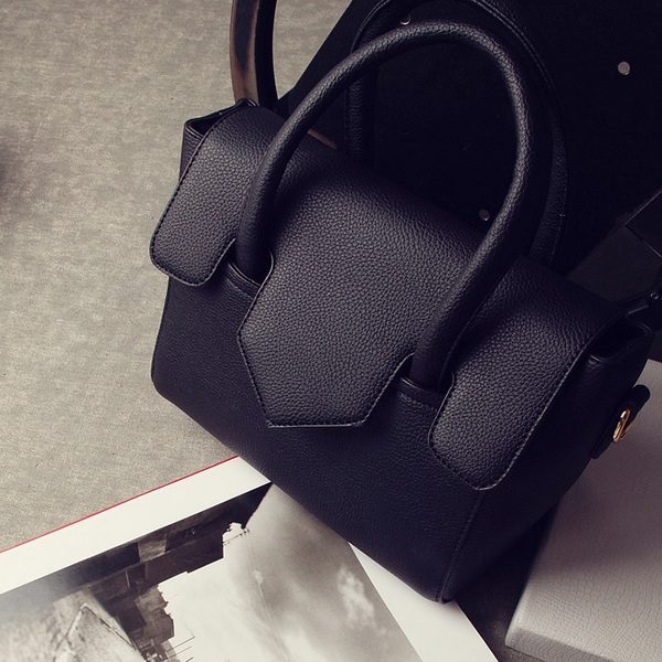 Дамски елегантни чанти в няколко топ модела светлозелени, светлосини, розови и черни от изкуствена кожа от омекотена повърхност