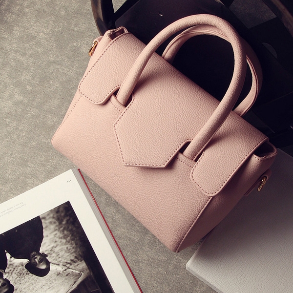 Дамски елегантни чанти в няколко топ модела светлозелени, светлосини, розови и черни от изкуствена кожа от омекотена повърхност