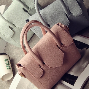 Дамски елегантни чанти в няколко топ модела светлозелени, светлосини, розови и черни от изкуствена кожа от омекотена повърхност